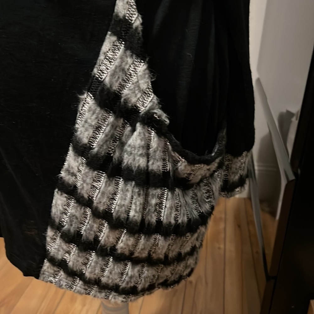 Oversized black sweater with black and grey stripes and fringe - Picture 3 of 5
